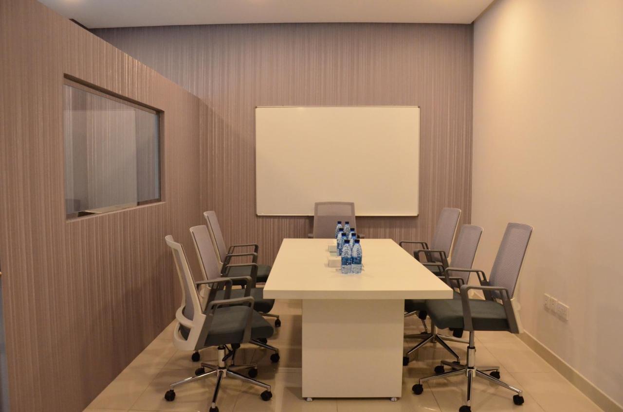 The Lodge Suites Al-Manamah Bagian luar foto
